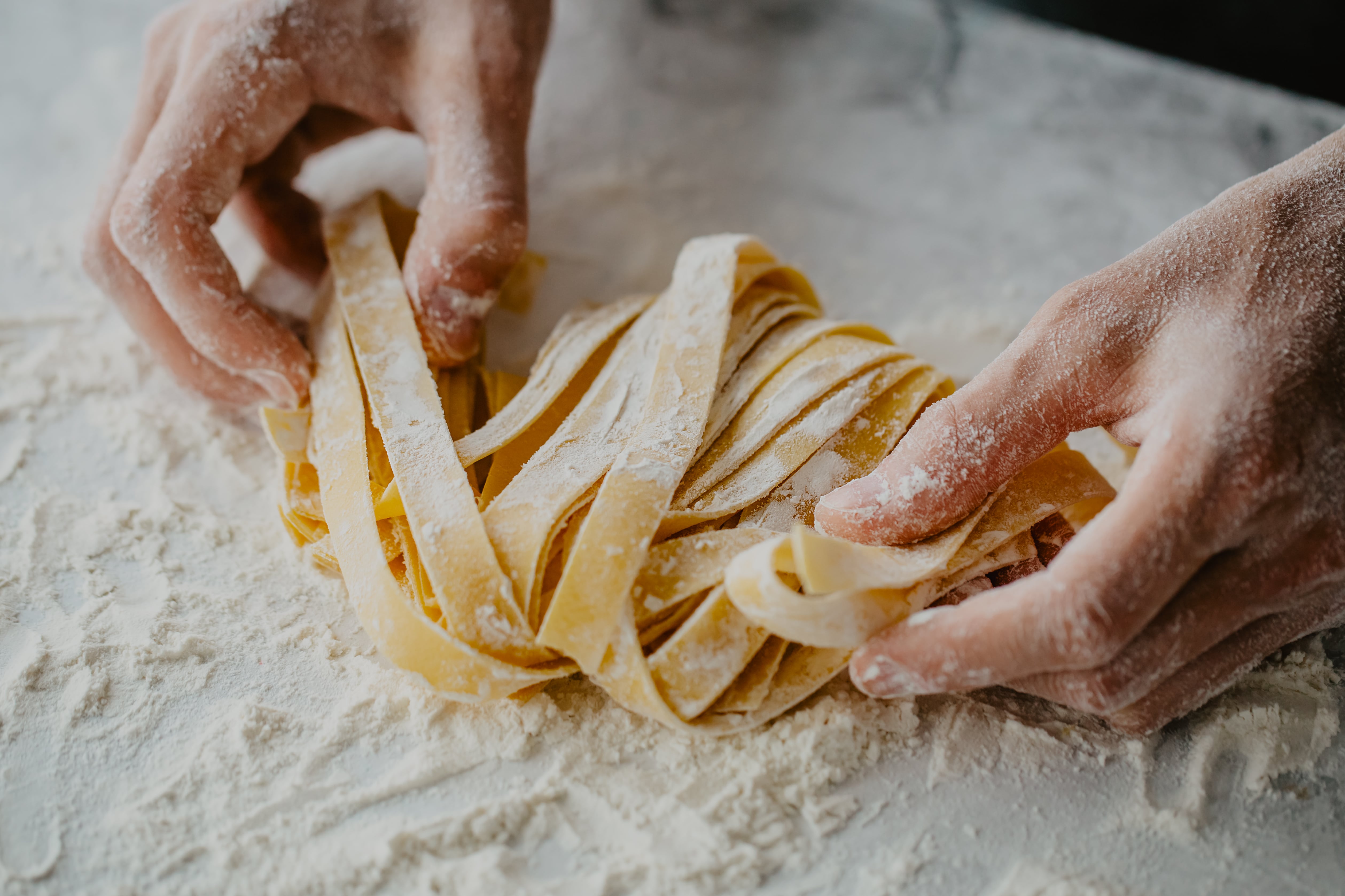 Sfeerbeeld Verse tagliatelle besprenkeld met bloem